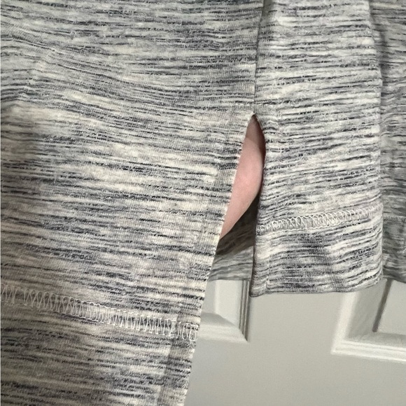 H by Halston Gray & Cream MEDIUM Knit High Low Long Sleeve V-Neck Tunic Pre-love - Picture 6 of 7